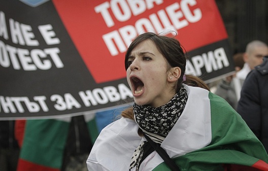 Масовни протести во Бугарија против поскапувањето на струјата